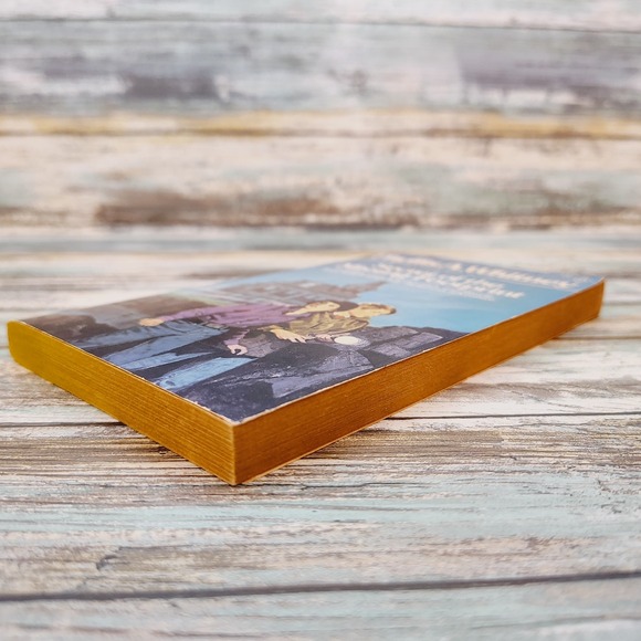 Secret of the Missing Footprint by Phyllis Whitney Signet Vtg YA PB 1974 1st Ed - Picture 12 of 16